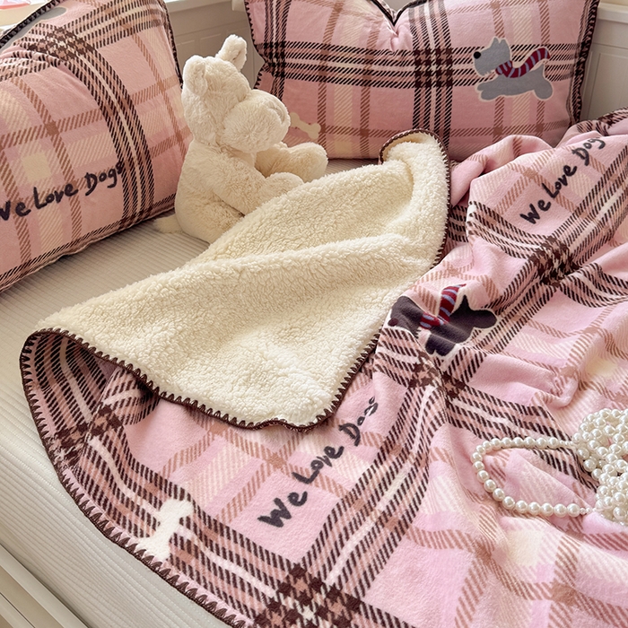91家纺网 家纺一手货源 找家纺 繁花家居 2025英伦风高克重羊羔绒牛奶绒贝壳边毛毯毯子 粉萌狗趣格