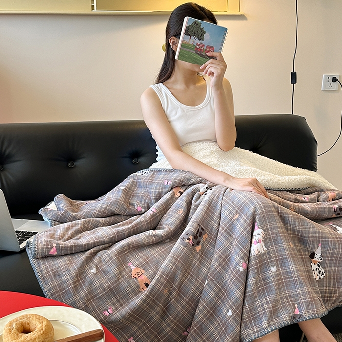 91家纺网 家纺一手货源 找家纺 繁花家居 2025英伦风高克重羊羔绒牛奶绒贝壳边毛毯毯子 灰格萌犬