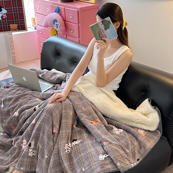 91家纺网 家纺一手货源 找家纺 繁花家居 2025英伦风高克重羊羔绒牛奶绒贝壳边毛毯毯子 灰格萌犬