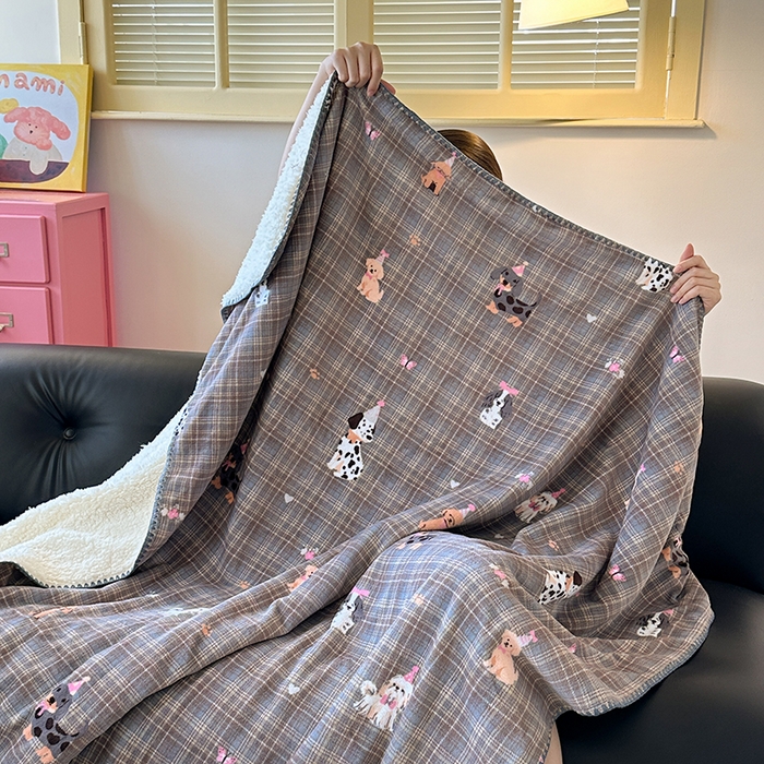 91家纺网 家纺一手货源 找家纺 繁花家居 2025英伦风高克重羊羔绒牛奶绒贝壳边毛毯毯子 灰格萌犬