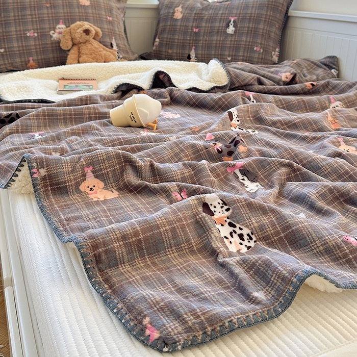 91家纺网 家纺一手货源 找家纺 繁花家居 2025英伦风高克重羊羔绒牛奶绒贝壳边毛毯毯子 灰格萌犬