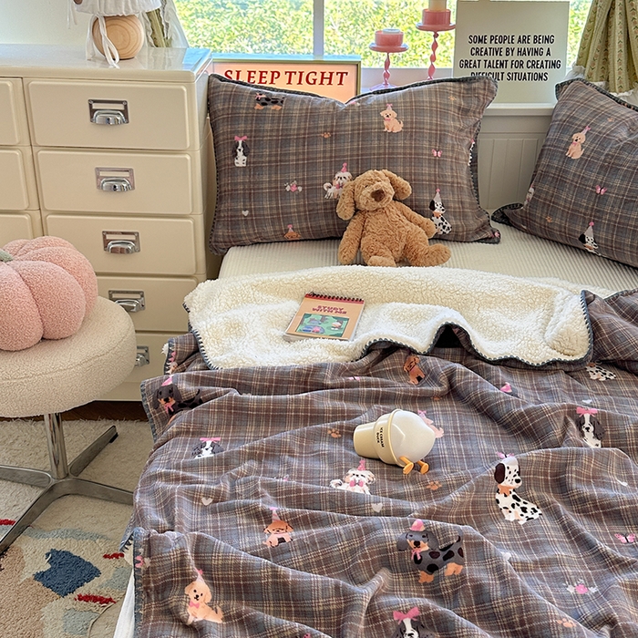 91家纺网 家纺一手货源 找家纺 繁花家居 2025英伦风高克重羊羔绒牛奶绒贝壳边毛毯毯子 灰格萌犬