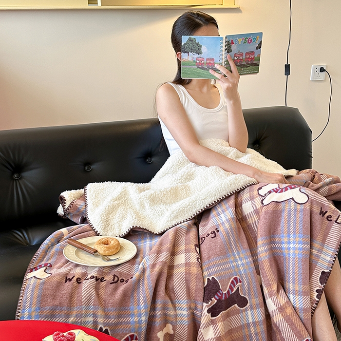 91家纺网 家纺一手货源 找家纺 繁花家居 2025英伦风高克重羊羔绒牛奶绒贝壳边毛毯毯子 咖格汪星