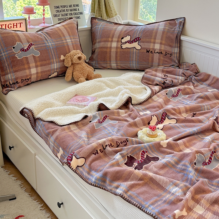 91家纺网 家纺一手货源 找家纺 繁花家居 2025英伦风高克重羊羔绒牛奶绒贝壳边毛毯毯子 咖格汪星