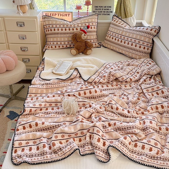 91家纺网 家纺一手货源 找家纺 繁花家居 2025英伦风高克重羊羔绒牛奶绒贝壳边毛毯毯子 米咖熊韵