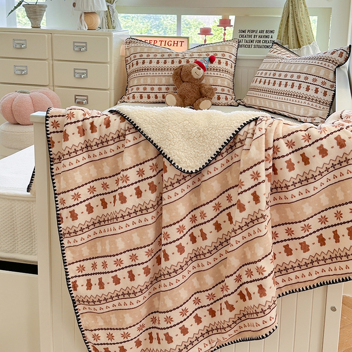 91家纺网 家纺一手货源 找家纺 繁花家居 2025英伦风高克重羊羔绒牛奶绒贝壳边毛毯毯子 米咖熊韵