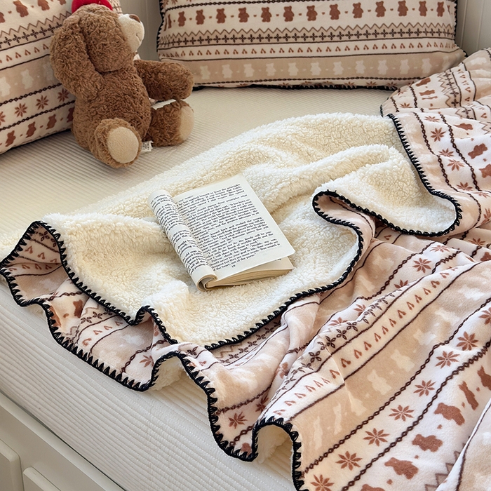 91家纺网 家纺一手货源 找家纺 繁花家居 2025英伦风高克重羊羔绒牛奶绒贝壳边毛毯毯子 米咖熊韵