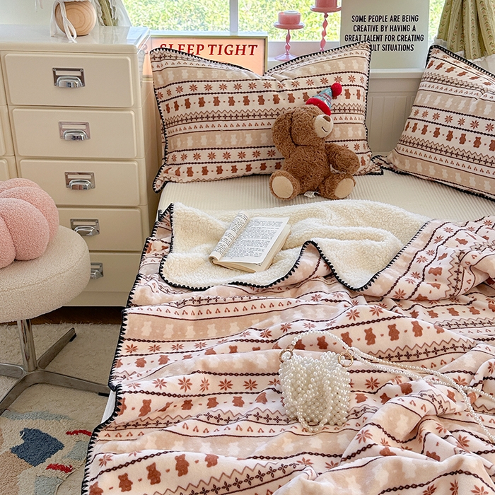 91家纺网 家纺一手货源 找家纺 繁花家居 2025英伦风高克重羊羔绒牛奶绒贝壳边毛毯毯子 米咖熊韵