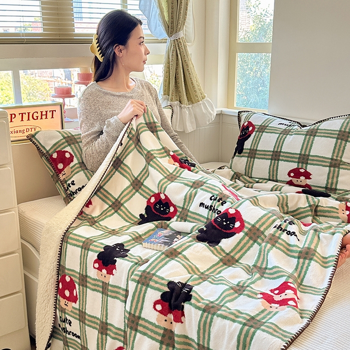 91家纺网 家纺一手货源 找家纺 繁花家居 2025英伦风高克重羊羔绒牛奶绒贝壳边毛毯毯子 蘑趣猫影