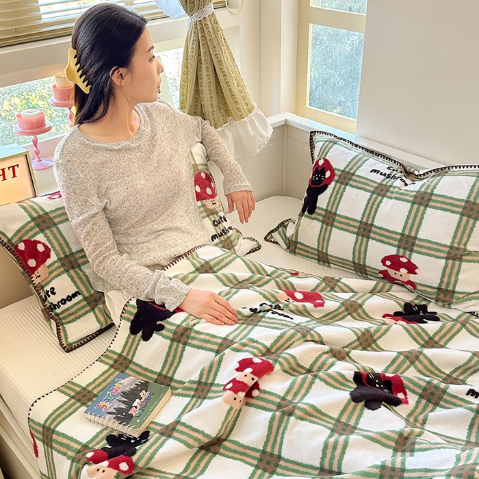 91家纺网 家纺一手货源 找家纺 繁花家居 2025英伦风高克重羊羔绒牛奶绒贝壳边毛毯毯子 蘑趣猫影