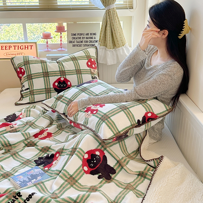 91家纺网 家纺一手货源 找家纺 繁花家居 2025英伦风高克重羊羔绒牛奶绒贝壳边毛毯毯子 蘑趣猫影