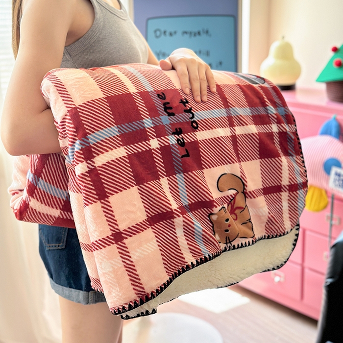 91家纺网 家纺一手货源 找家纺 繁花家居 2025英伦风高克重羊羔绒牛奶绒贝壳边毛毯毯子 甜梦喵趣