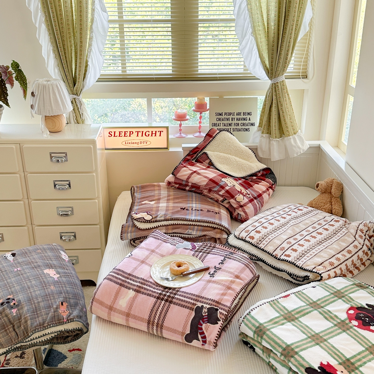 91家纺网 家纺一手货源 找家纺 繁花家居 2025英伦风高克重羊羔绒牛奶绒贝壳边毛毯毯子 组合图仅供参考不可下单