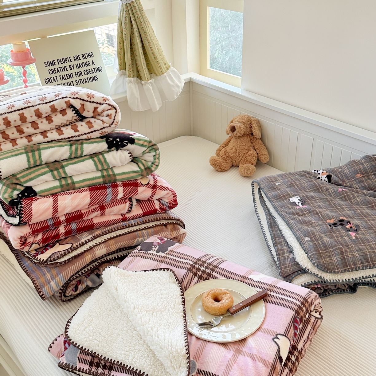 91家纺网 家纺一手货源 找家纺 繁花家居 2025英伦风高克重羊羔绒牛奶绒贝壳边毛毯毯子 组合图仅供参考不可下单