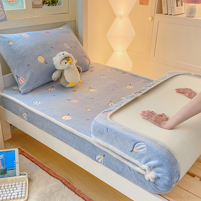 91家纺网 家纺一手货源 找家纺 眠势力 2025新款250g双面绒学生床笠单件三件套宿舍上下铺刺绣款牛奶绒床垫保护套 热气球【双面绒刺绣款】