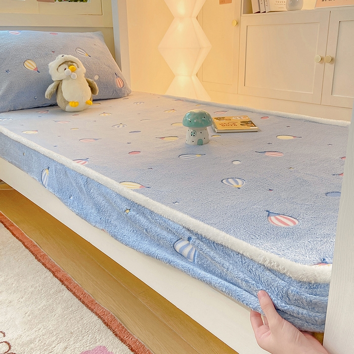 91家纺网 家纺一手货源 找家纺 眠势力 2025新款250g双面绒学生床笠单件三件套宿舍上下铺刺绣款牛奶绒床垫保护套 热气球【双面绒刺绣款】