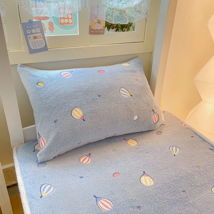 91家纺网 家纺一手货源 找家纺 眠势力 2025新款250g双面绒学生床笠单件三件套宿舍上下铺刺绣款牛奶绒床垫保护套 热气球【双面绒刺绣款】
