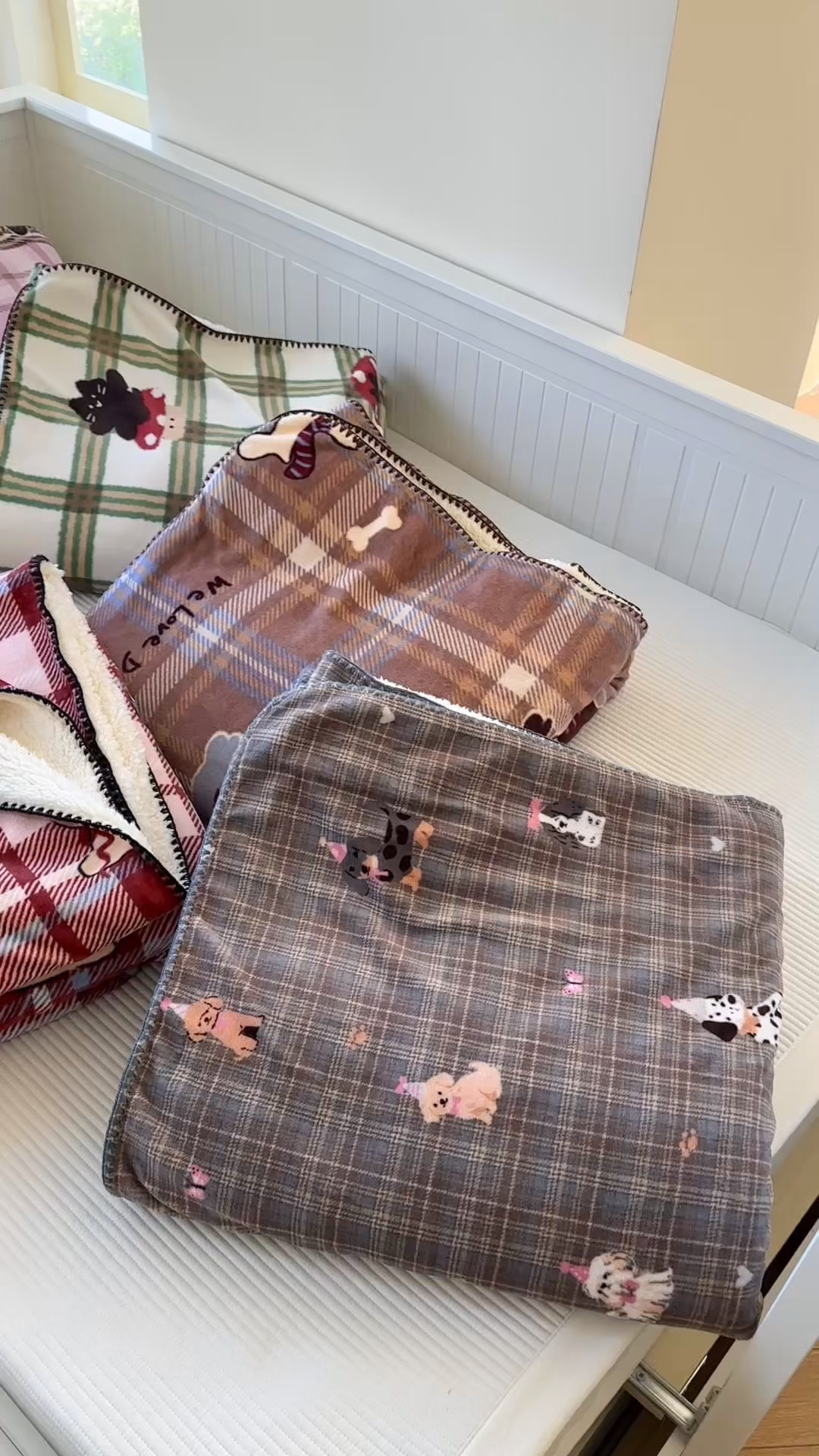 91家纺网 家纺一手货源 找家纺 繁花家居 2025英伦风高克重羊羔绒牛奶绒贝壳边毛毯毯子 组合图仅供参考不可下单