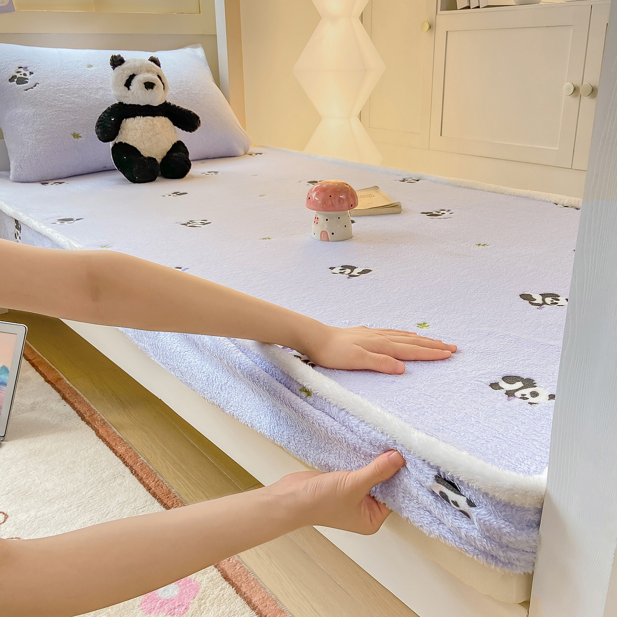 91家纺网 家纺一手货源 找家纺 眠势力 2025新款250g双面绒学生床笠单件三件套宿舍上下铺刺绣款牛奶绒床垫保护套 熊猫紫【双面绒刺绣款】