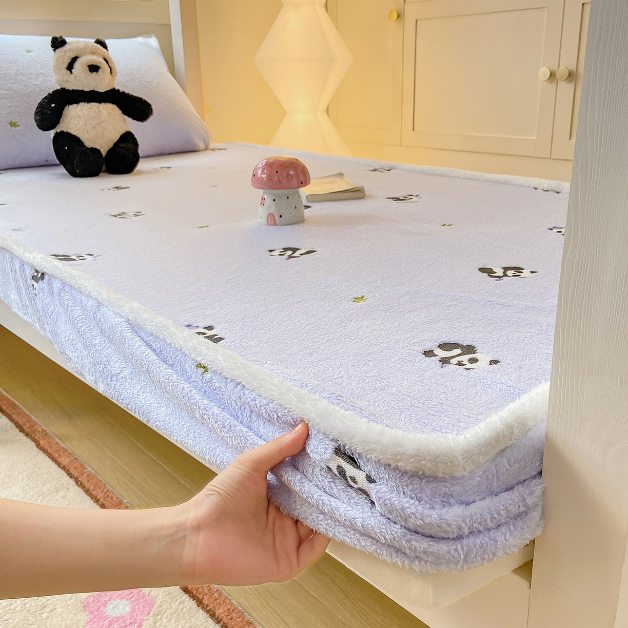 91家纺网 家纺一手货源 找家纺 眠势力 2025新款250g双面绒学生床笠单件三件套宿舍上下铺刺绣款牛奶绒床垫保护套 熊猫紫【双面绒刺绣款】