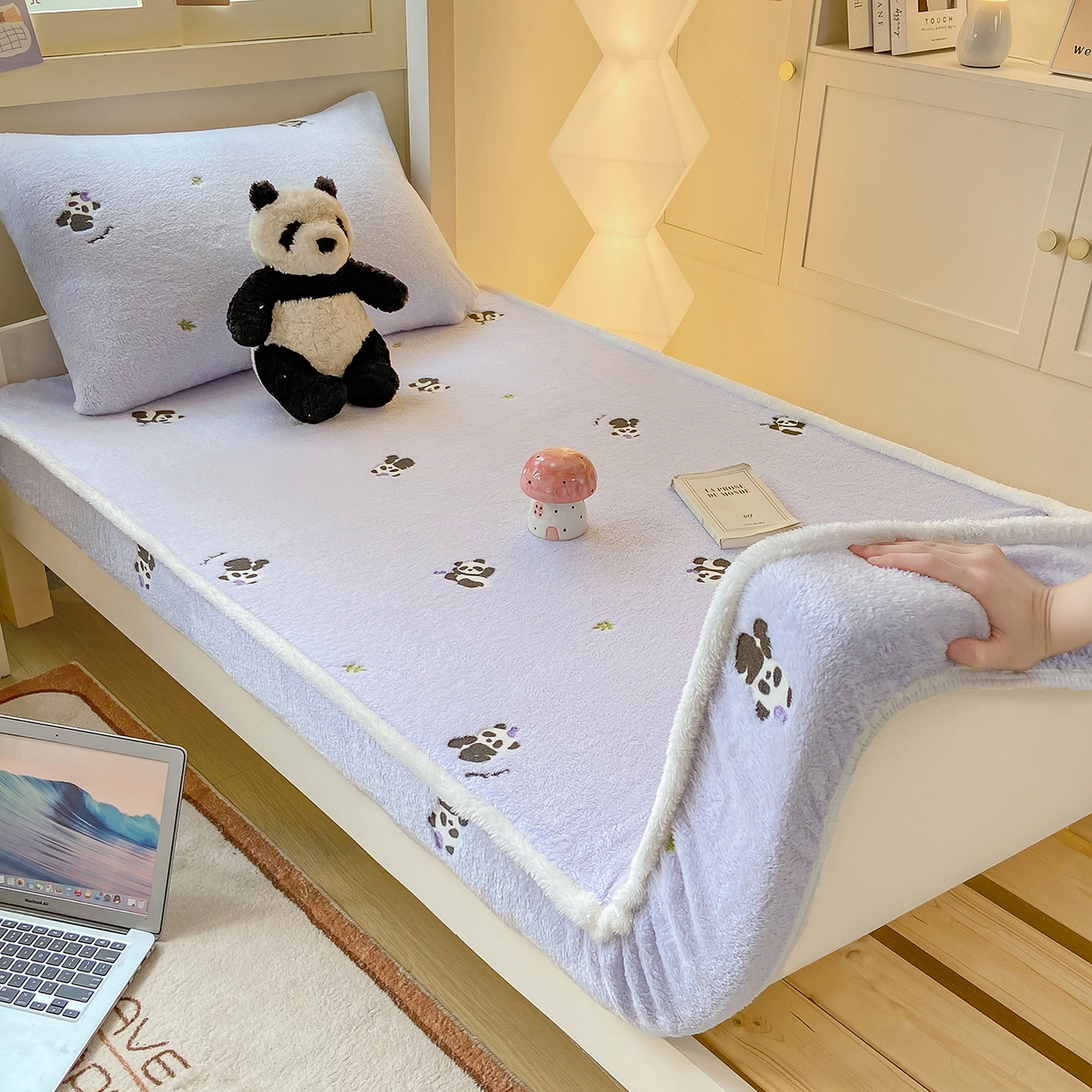 91家纺网 家纺一手货源 找家纺 眠势力 2025新款250g双面绒学生床笠单件三件套宿舍上下铺刺绣款牛奶绒床垫保护套 熊猫紫【双面绒刺绣款】