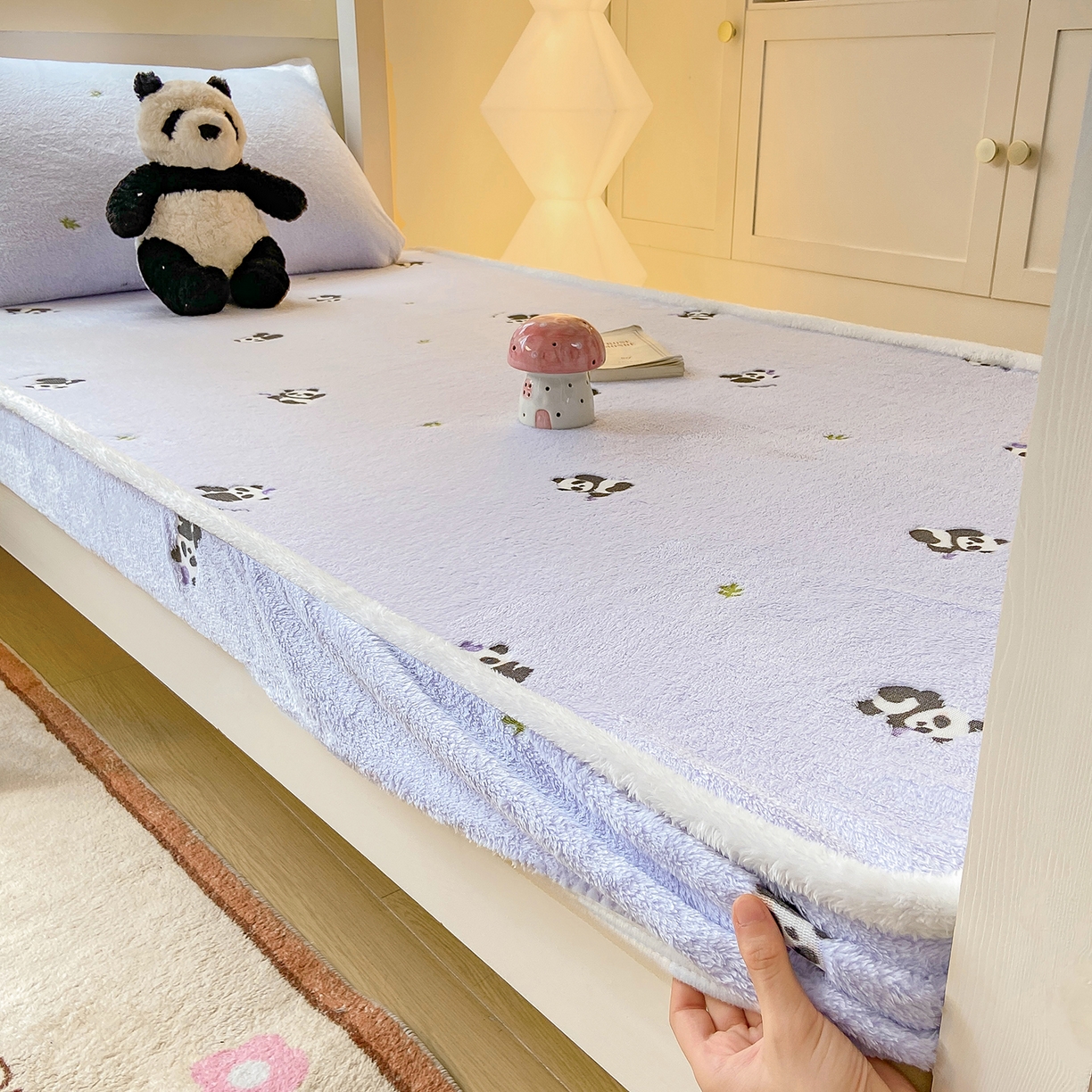 91家纺网 家纺一手货源 找家纺 眠势力 2025新款250g双面绒学生床笠单件三件套宿舍上下铺刺绣款牛奶绒床垫保护套 熊猫紫【双面绒刺绣款】