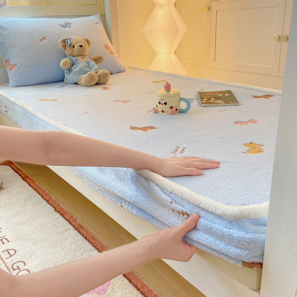 91家纺网 家纺一手货源 找家纺 眠势力 2025新款250g双面绒学生床笠单件三件套宿舍上下铺刺绣款牛奶绒床垫保护套 大耳狗【双面绒刺绣款】