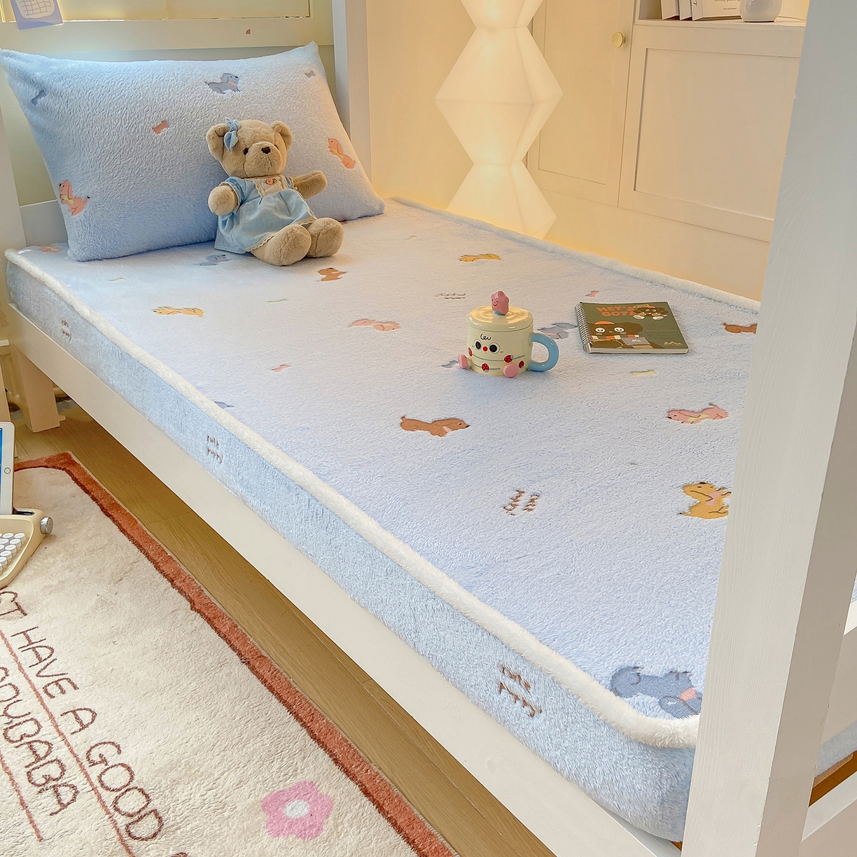 91家纺网 家纺一手货源 找家纺 眠势力 2025新款250g双面绒学生床笠单件三件套宿舍上下铺刺绣款牛奶绒床垫保护套 大耳狗【双面绒刺绣款】