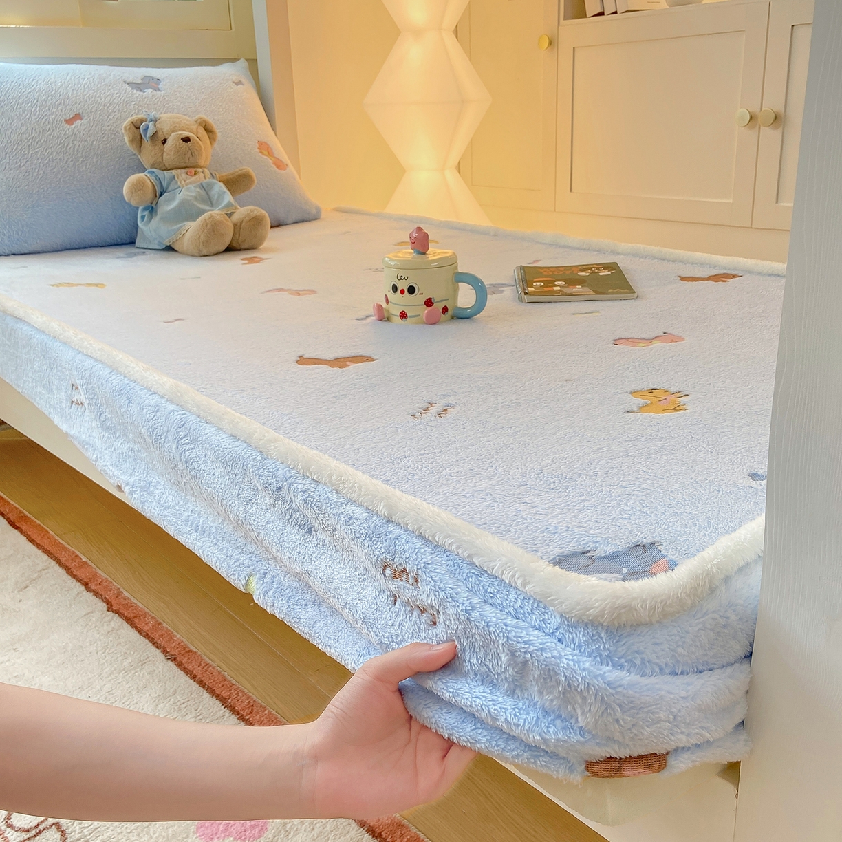 91家纺网 家纺一手货源 找家纺 眠势力 2025新款250g双面绒学生床笠单件三件套宿舍上下铺刺绣款牛奶绒床垫保护套 大耳狗【双面绒刺绣款】