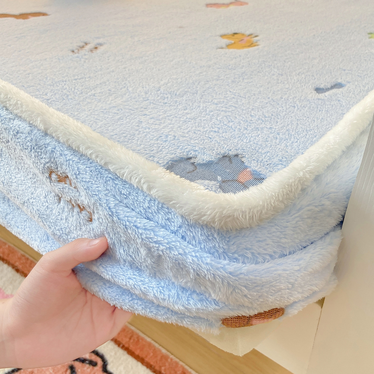 91家纺网 家纺一手货源 找家纺 眠势力 2025新款250g双面绒学生床笠单件三件套宿舍上下铺刺绣款牛奶绒床垫保护套 大耳狗【双面绒刺绣款】