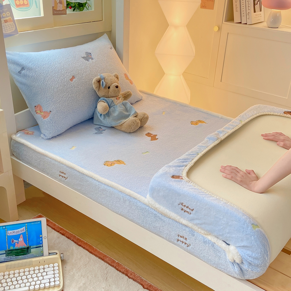 91家纺网 家纺一手货源 找家纺 眠势力 2025新款250g双面绒学生床笠单件三件套宿舍上下铺刺绣款牛奶绒床垫保护套 大耳狗【双面绒刺绣款】