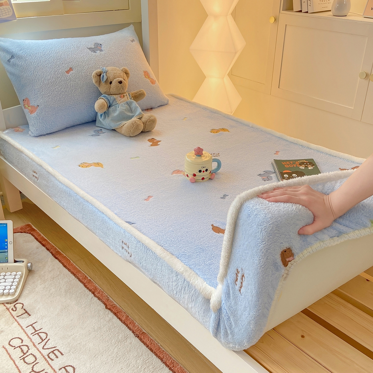 91家纺网 家纺一手货源 找家纺 眠势力 2025新款250g双面绒学生床笠单件三件套宿舍上下铺刺绣款牛奶绒床垫保护套 大耳狗【双面绒刺绣款】