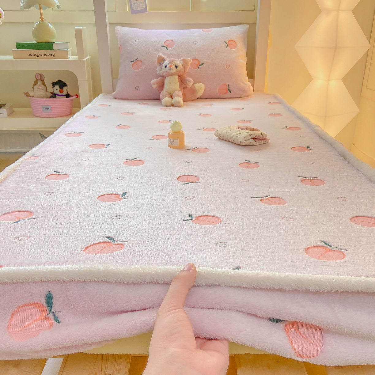91家纺网 家纺一手货源 找家纺 眠势力 2025新款250g双面绒学生床笠单件三件套宿舍上下铺刺绣款牛奶绒床垫保护套 水蜜桃【双面绒刺绣款】