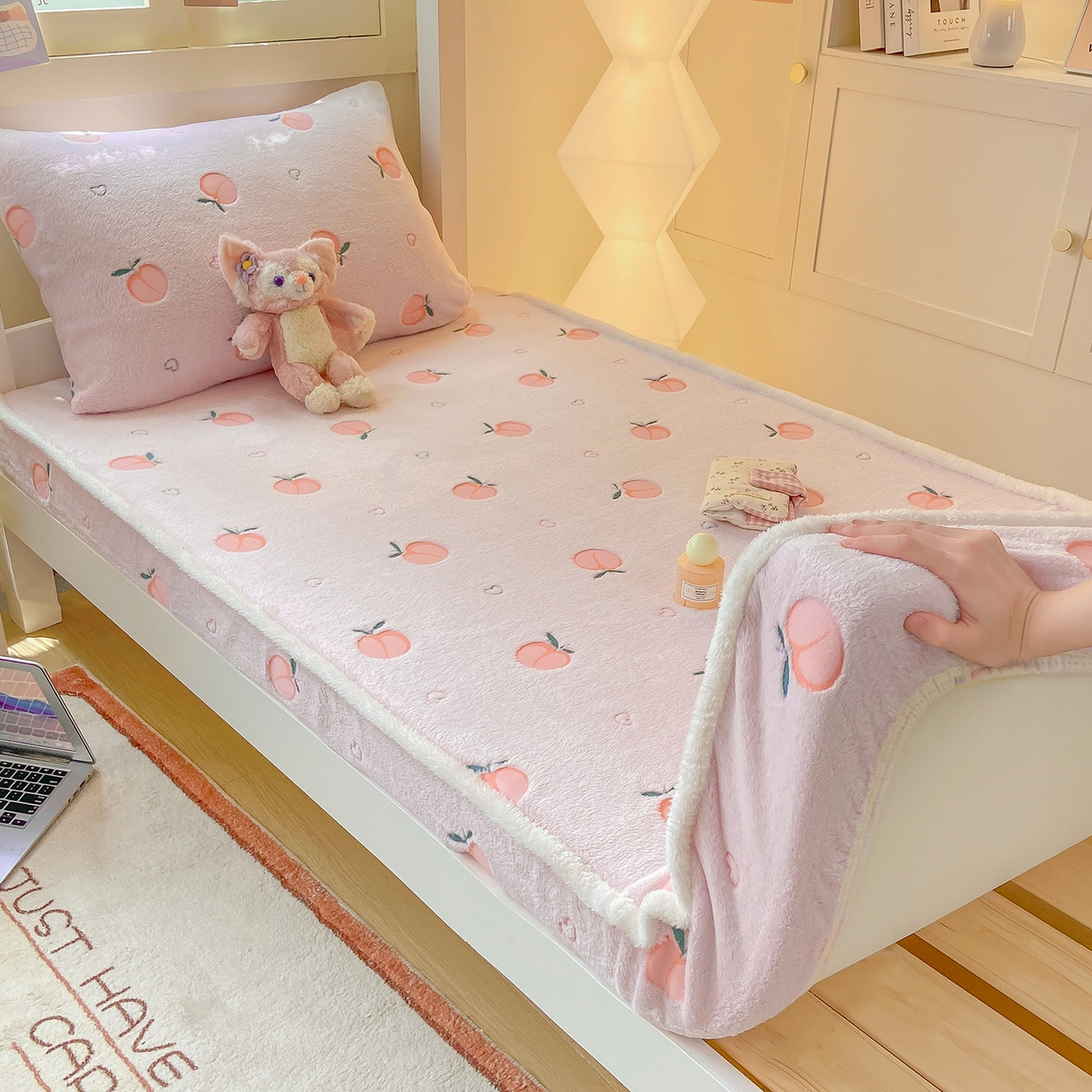 91家纺网 家纺一手货源 找家纺 眠势力 2025新款250g双面绒学生床笠单件三件套宿舍上下铺刺绣款牛奶绒床垫保护套 水蜜桃【双面绒刺绣款】