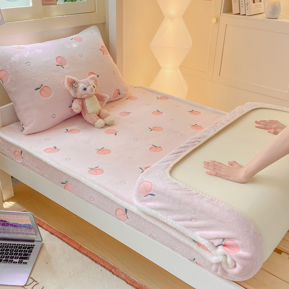 91家纺网 家纺一手货源 找家纺 眠势力 2025新款250g双面绒学生床笠单件三件套宿舍上下铺刺绣款牛奶绒床垫保护套 水蜜桃【双面绒刺绣款】