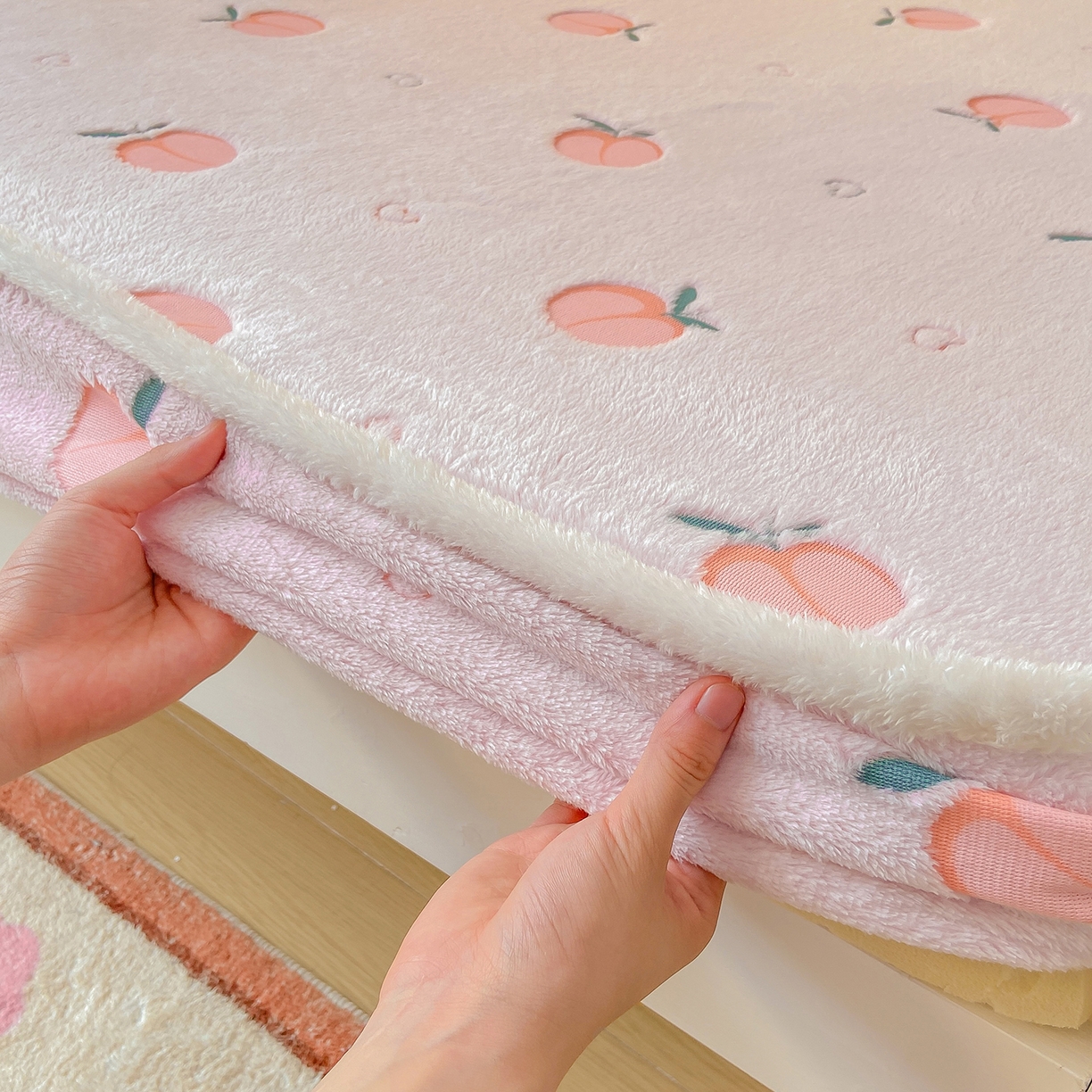 91家纺网 家纺一手货源 找家纺 眠势力 2025新款250g双面绒学生床笠单件三件套宿舍上下铺刺绣款牛奶绒床垫保护套 水蜜桃【双面绒刺绣款】