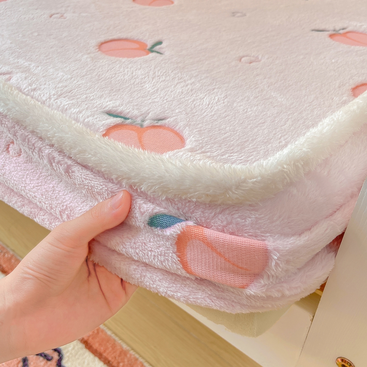 91家纺网 家纺一手货源 找家纺 眠势力 2025新款250g双面绒学生床笠单件三件套宿舍上下铺刺绣款牛奶绒床垫保护套 水蜜桃【双面绒刺绣款】