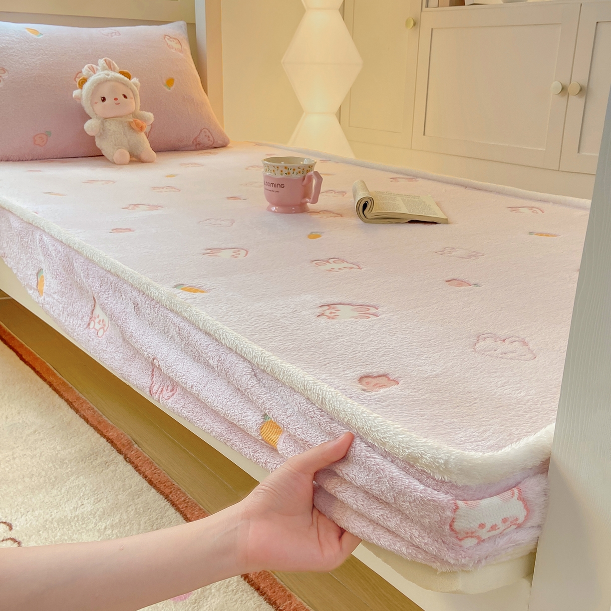 91家纺网 家纺一手货源 找家纺 眠势力 2025新款250g双面绒学生床笠单件三件套宿舍上下铺刺绣款牛奶绒床垫保护套 小白兔【双面绒刺绣款】