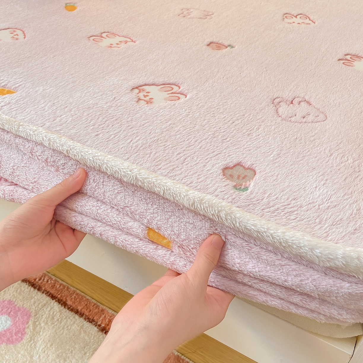 91家纺网 家纺一手货源 找家纺 眠势力 2025新款250g双面绒学生床笠单件三件套宿舍上下铺刺绣款牛奶绒床垫保护套 小白兔【双面绒刺绣款】