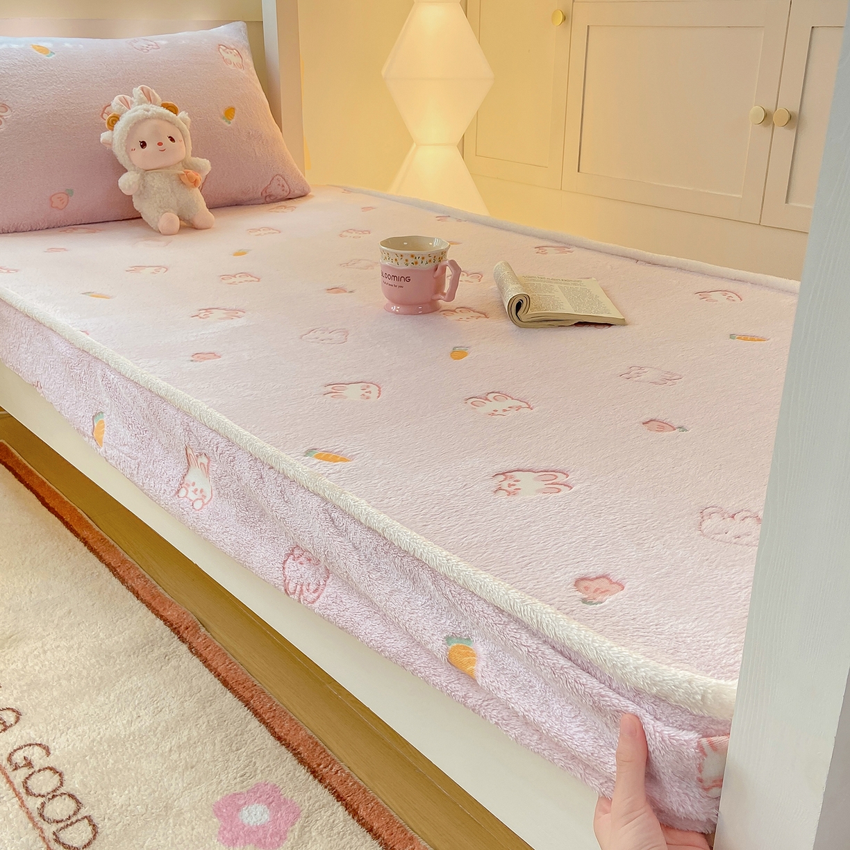 91家纺网 家纺一手货源 找家纺 眠势力 2025新款250g双面绒学生床笠单件三件套宿舍上下铺刺绣款牛奶绒床垫保护套 小白兔【双面绒刺绣款】