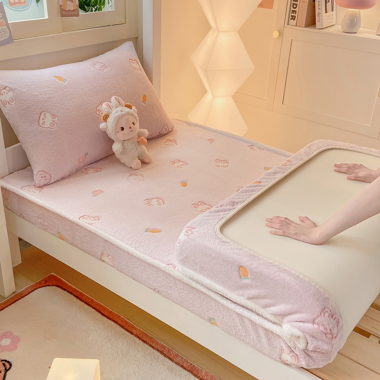 91家纺网 家纺一手货源 找家纺 眠势力 2025新款250g双面绒学生床笠单件三件套宿舍上下铺刺绣款牛奶绒床垫保护套 小白兔【双面绒刺绣款】