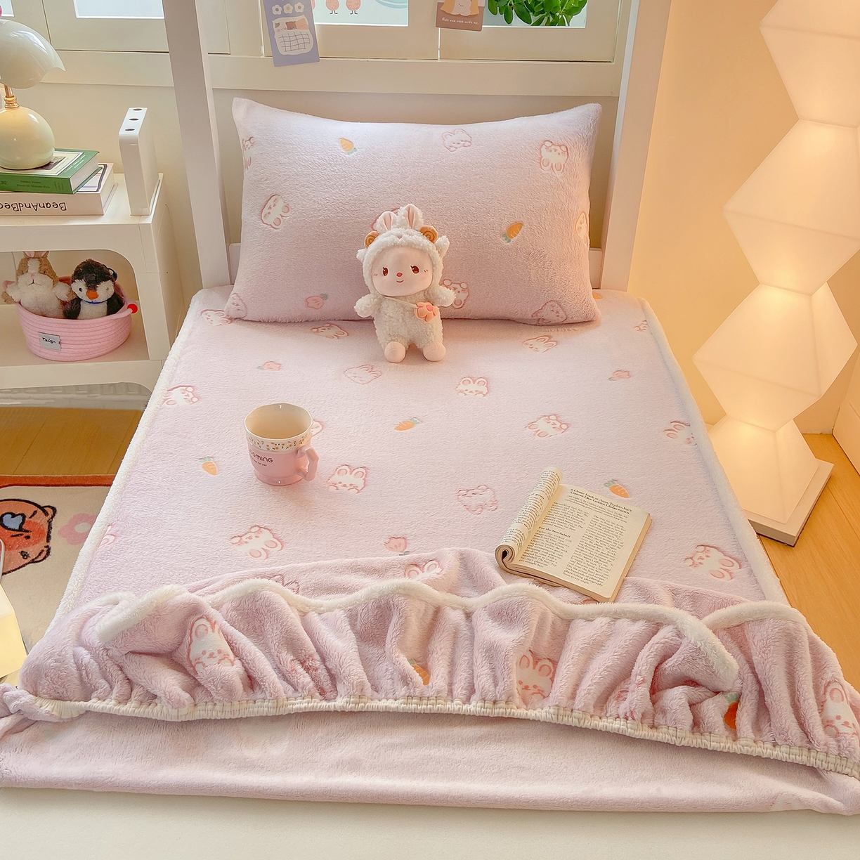 91家纺网 家纺一手货源 找家纺 眠势力 2025新款250g双面绒学生床笠单件三件套宿舍上下铺刺绣款牛奶绒床垫保护套 小白兔【双面绒刺绣款】