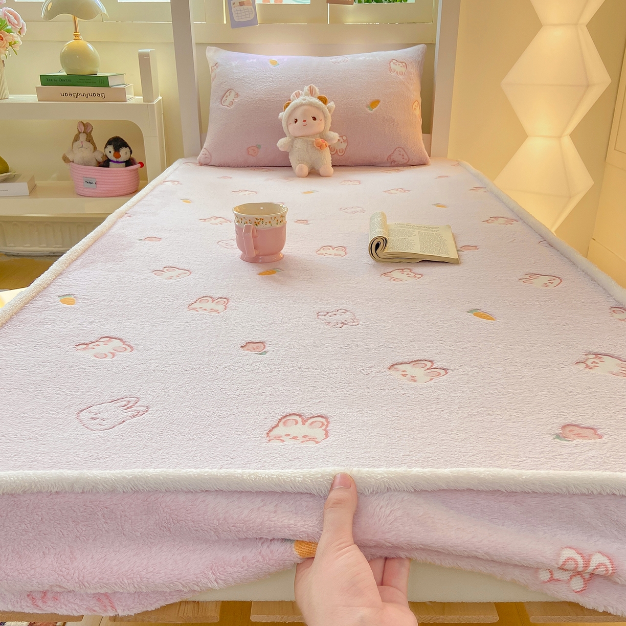 91家纺网 家纺一手货源 找家纺 眠势力 2025新款250g双面绒学生床笠单件三件套宿舍上下铺刺绣款牛奶绒床垫保护套 小白兔【双面绒刺绣款】
