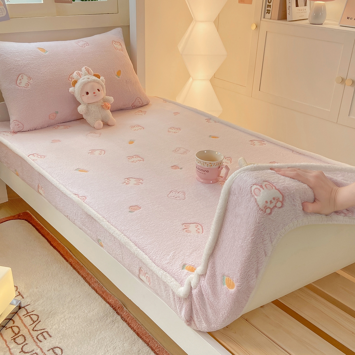 91家纺网 家纺一手货源 找家纺 眠势力 2025新款250g双面绒学生床笠单件三件套宿舍上下铺刺绣款牛奶绒床垫保护套 小白兔【双面绒刺绣款】
