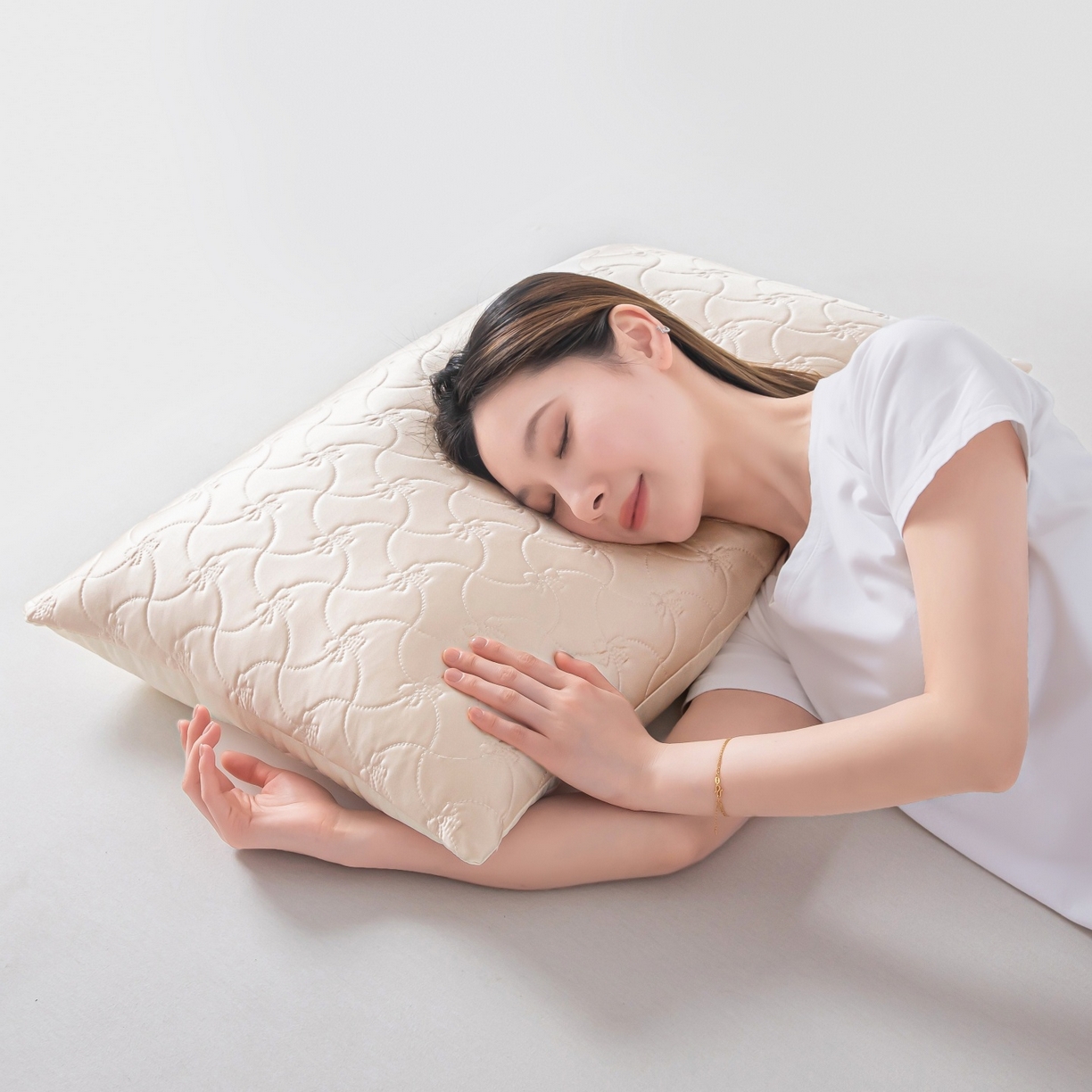 91家纺网 家纺一手货源 找家纺 麦肯锡 2025新款嘭嘭水光-水润枕枕头枕芯-模特图 嘭嘭水光-水润枕/只