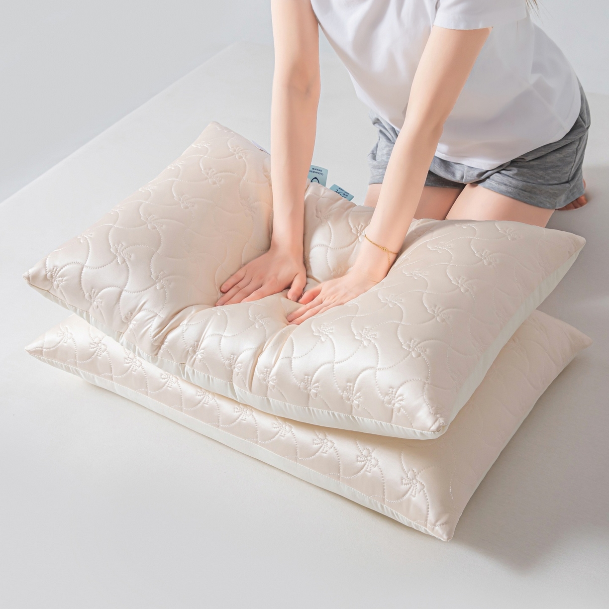 91家纺网 家纺一手货源 找家纺 麦肯锡 2025新款嘭嘭水光-水润枕枕头枕芯-模特图 嘭嘭水光-水润枕/只