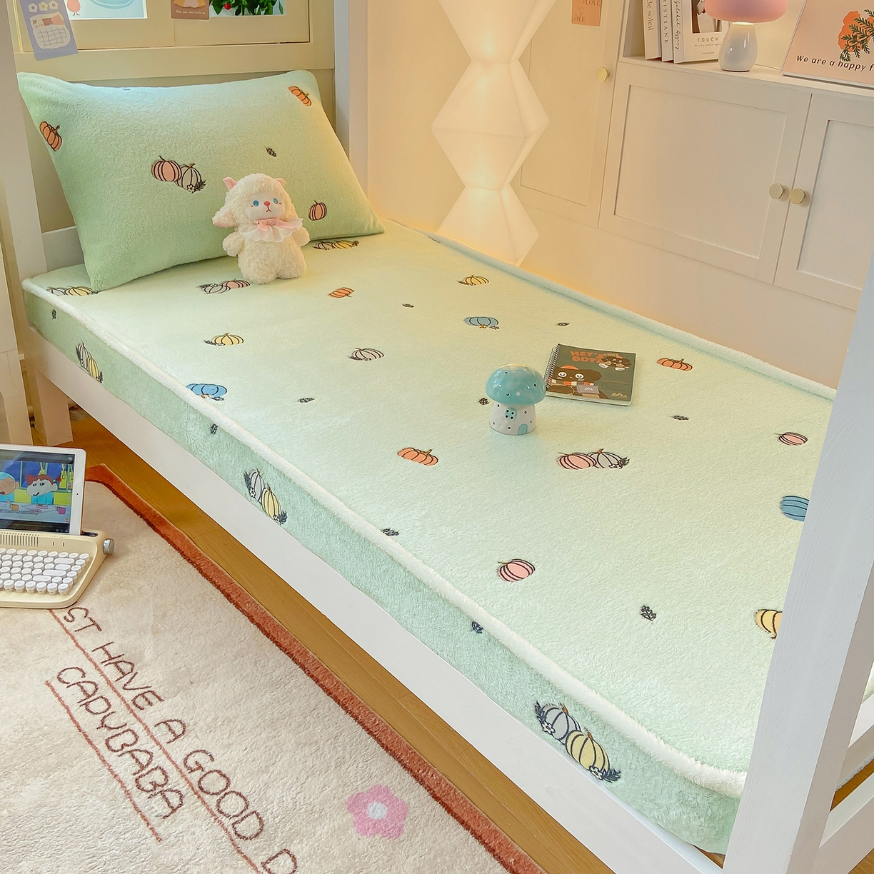 91家纺网 家纺一手货源 找家纺 眠势力 2025新款250g双面绒学生床笠单件三件套宿舍上下铺刺绣款牛奶绒床垫保护套 小南瓜【双面绒刺绣款】