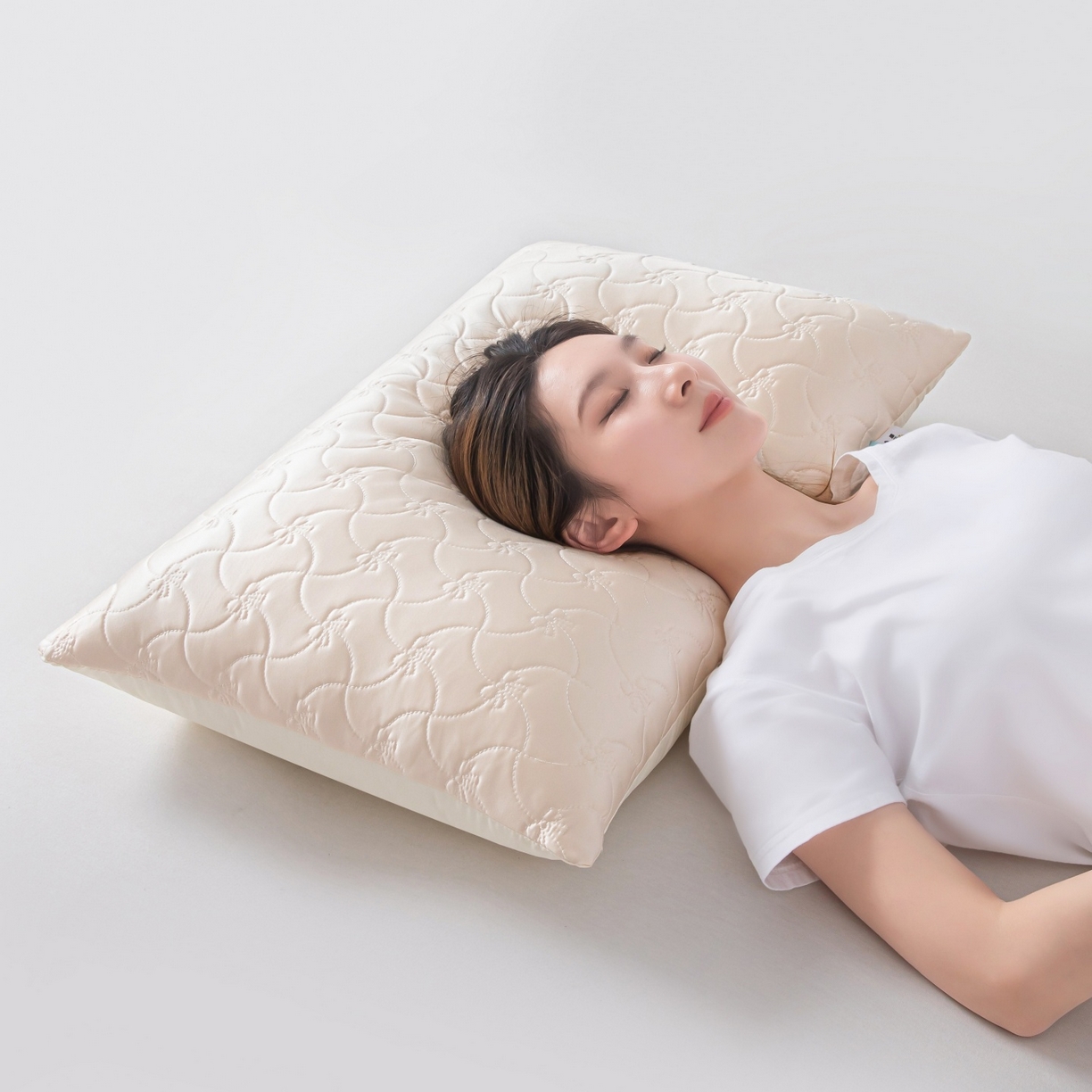 麦肯锡 2025新款嘭嘭水光-水润枕枕头枕芯-模特图 嘭嘭水光-水润枕/对