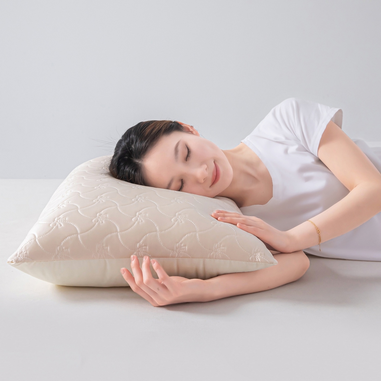 91家纺网 家纺一手货源 找家纺 麦肯锡 2025新款嘭嘭水光-水润枕枕头枕芯-模特图 嘭嘭水光-水润枕/对