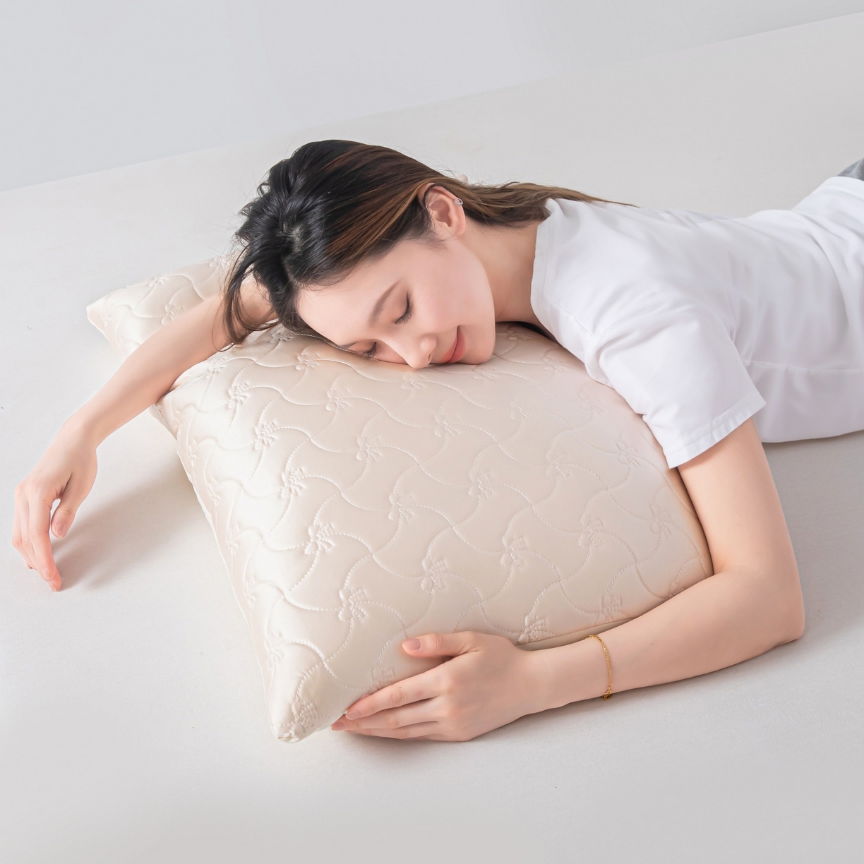 91家纺网 家纺一手货源 找家纺 麦肯锡 2025新款嘭嘭水光-水润枕枕头枕芯-模特图 嘭嘭水光-水润枕/对